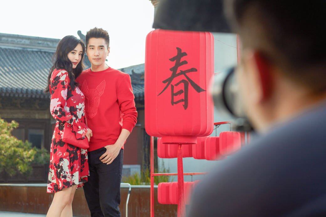 楊冪,趙又延,桃花夫婦,H&M,新春系列,三生三世十里桃花,穿搭,新年,拜年,衛衣,情侶裝, 楊冪,趙又延,桃花夫婦,H&M,新春系列,三生三世十里桃花,穿搭,新年,拜年,衛衣,情侶裝,