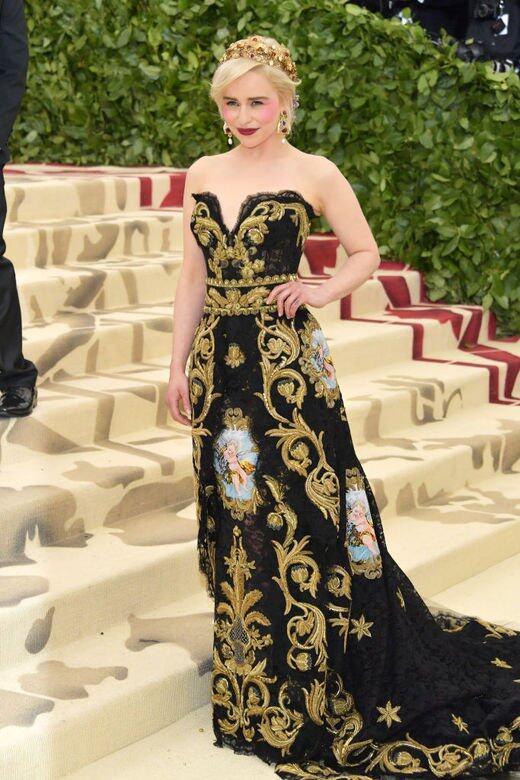 Emilia Clarke雖然不高，但身材比例卻很不錯，出席紅地毯時特別選擇一些腰線較