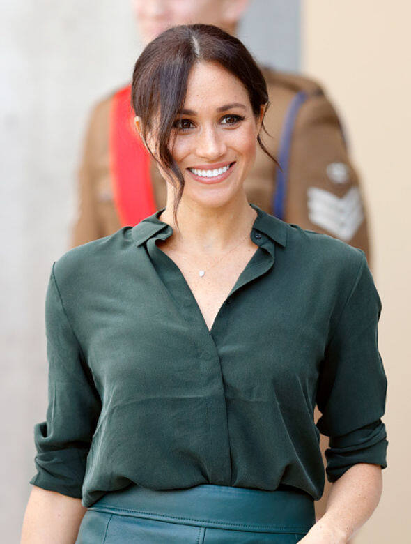 Meghan Markle 最近與哈里王子到訪英國南部 Sussex 時就完美示範了如何透過穿搭技巧將平價恤衫升值 Meghan Markle 最近與哈里王子到訪英國南部 Sussex 時就完美示範了如何透過穿搭技巧將平價恤衫升值