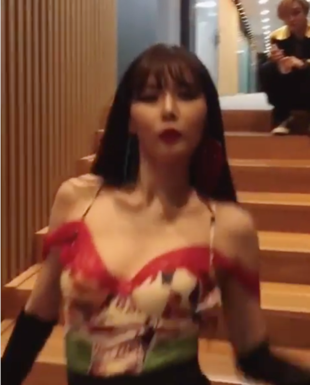 在兩位男組員當中,泫雅繼續以超吸睛的時尚打扮獲得大家的關注。泫雅 在兩位男組員當中,泫雅繼續以超吸睛的時尚打扮獲得大家的關注。泫雅
