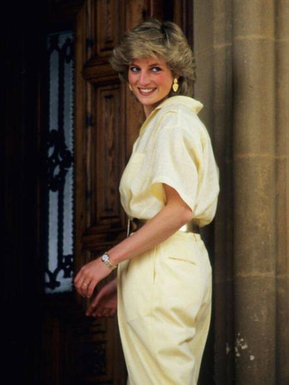 1987年她到Majorca渡假時穿上一套淡黃色的休閒風套裝。