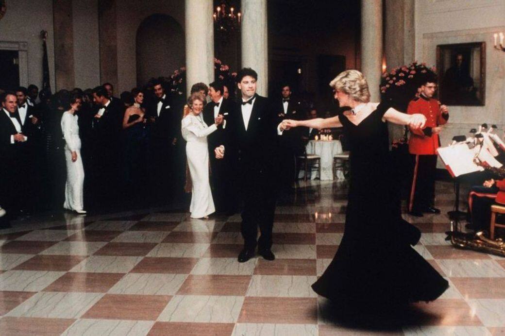 1985年戴安娜王妃身穿那高貴的Victor Edelstein絨面晚裝與John Travolta 於白宮晚宴上起舞