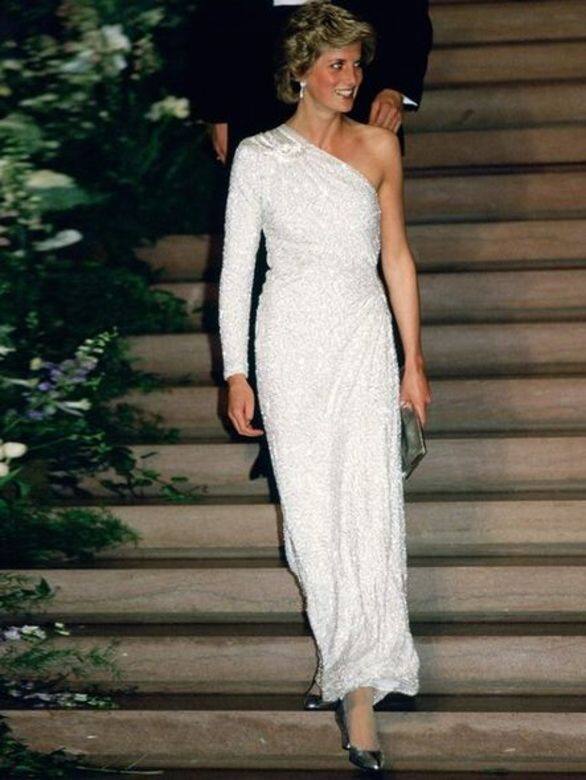 她身穿白色、不規則剪裁的Haachi連身裙出席於華盛頓國家畫廊的晚宴。