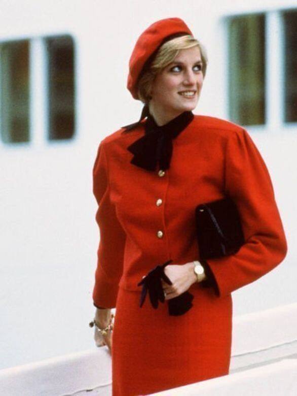 1984年她登上以她名字命名的「The Royal Princess」P＆O遊輪時就穿著紅色的外套裙裝