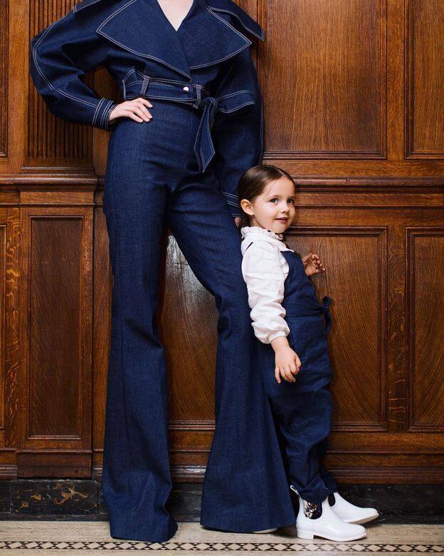 穿上牛仔造型的Ioni Conran，站在母親的大長腿旁邊，顯得十分迷你和可愛！二人