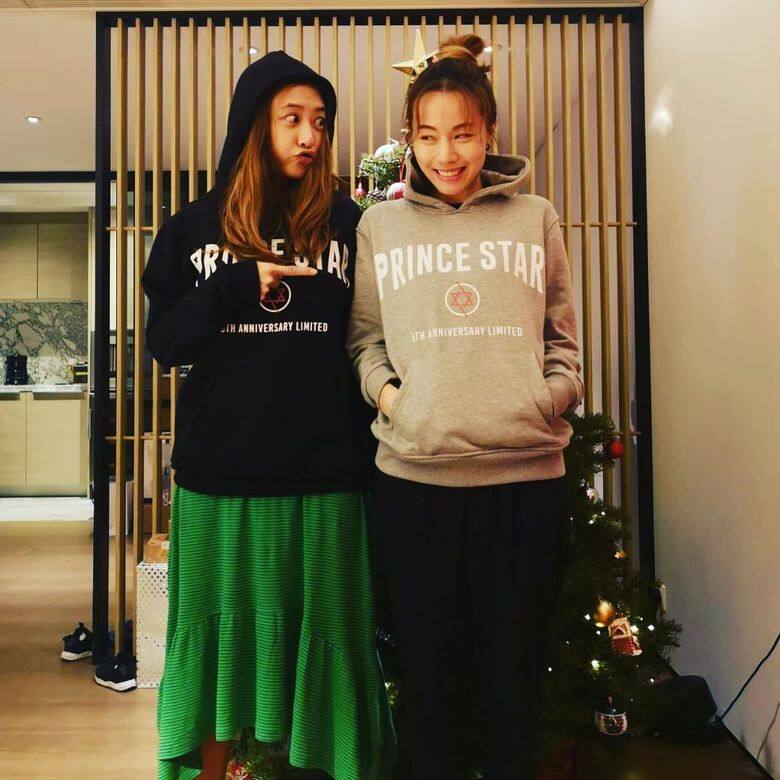最近應采兒上傳了一張與鄧麗欣的近照 最近應采兒上傳了一張與鄧麗欣的近照