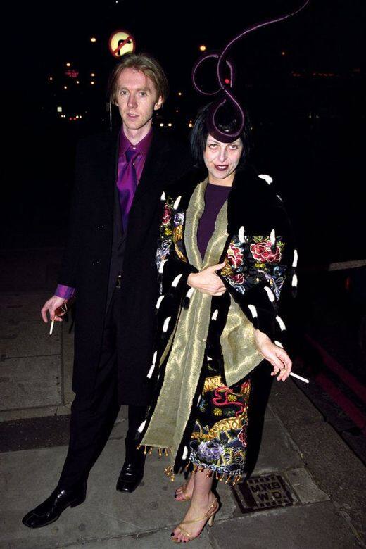 英國設計師大獎1999年Isabella Blow身穿Alexander McQueen為Givenchy設計的高級訂製時裝,與好友Philip 英國設計師大獎1999年Isabella Blow身穿Alexander McQueen為Givenchy設計的高級訂製時裝,與好友Philip
