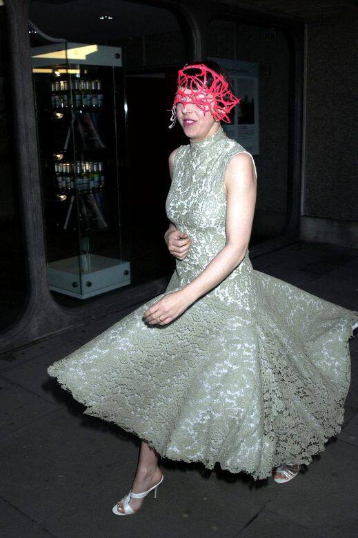 Sam Taylor-Wood展覽Isabella Blow穿上銀色喱士裙及Philip Treacy的頭飾出席2001年Sam Taylor-Wood的展覽。