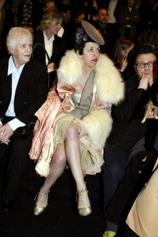 Alexander McQueen 2004秋冬時裝騷Isabella Blow穿上McQueen的大衣出席他的2004秋冬時裝騷,與McQueen媽媽 Alexander McQueen 2004秋冬時裝騷Isabella Blow穿上McQueen的大衣出席他的2004秋冬時裝騷,與McQueen媽媽