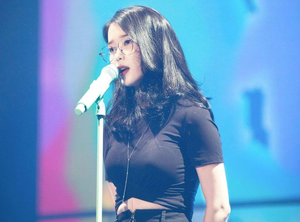 此外,還有其中這一件緊身黑T恤更是讓大家見識到IU從「國民妹妹」變身 此外,還有其中這一件緊身黑T恤更是讓大家見識到IU從「國民妹妹」變身