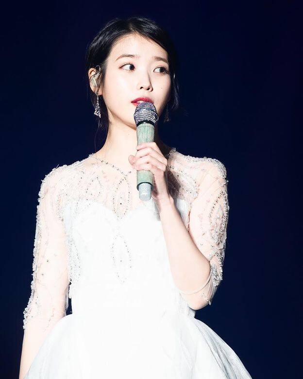 IU演唱會舞台穿搭:白色禮服更多白色系列的禮服,膚色白皙的IU彷彿就 IU演唱會舞台穿搭:白色禮服更多白色系列的禮服,膚色白皙的IU彷彿就