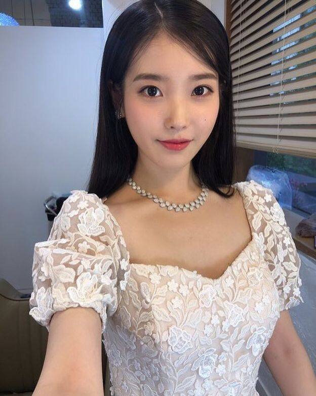 穿上白色喱士禮服,配上簡單鑽飾,猶如仙女下凡! 穿上白色喱士禮服,配上簡單鑽飾,猶如仙女下凡!