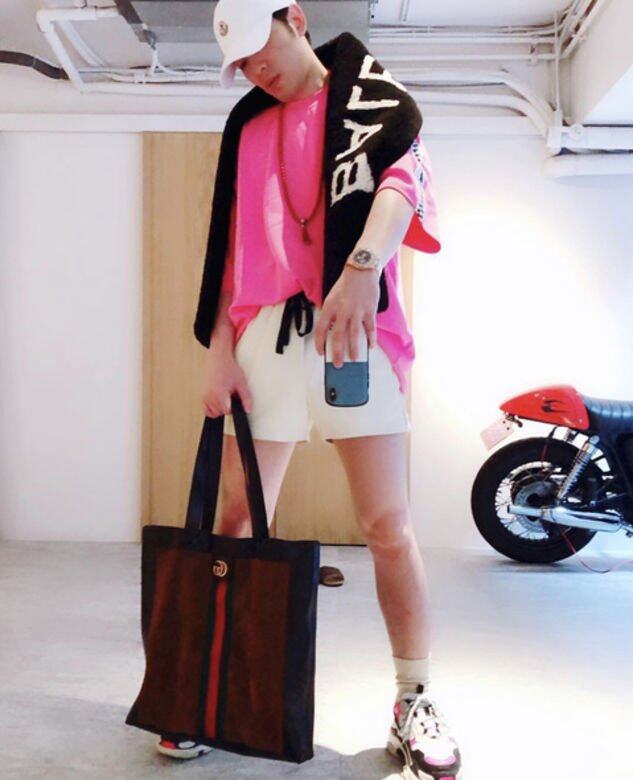 蕭敬騰私下也大愛七彩打扮,瑩光粉紅tee配白褲仔與cap帽,絕配Balenciaga同色波 蕭敬騰私下也大愛七彩打扮,瑩光粉紅tee配白褲仔與cap帽,絕配Balenciaga同色波