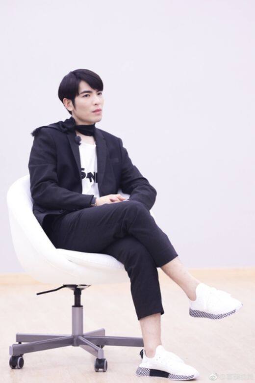 雖然蕭敬騰的穿搭最常玩色彩,但不代表他不能把黑白灰演繹得精彩有 雖然蕭敬騰的穿搭最常玩色彩,但不代表他不能把黑白灰演繹得精彩有