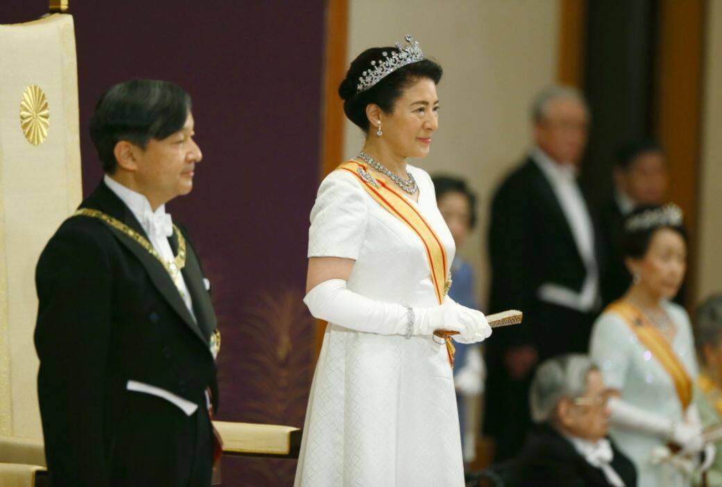 德仁繼承皇位當天，皇后雅子穿上一身猶如婚紗般的白色禮服和頭戴閃