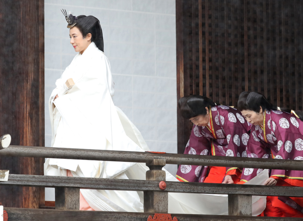 皇后雅子第二套服裝是純白色的「十二單」朝服。 皇后雅子第二套服裝是純白色的「十二單」朝服。