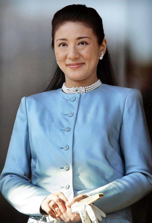 雅子穿上淺藍色套裝公開露面。 雅子穿上淺藍色套裝公開露面。