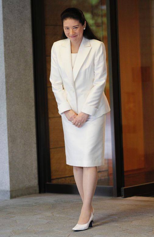 因為日本皇室的規範，雅子大多數出席公開場合都穿淺色素淨的服裝。