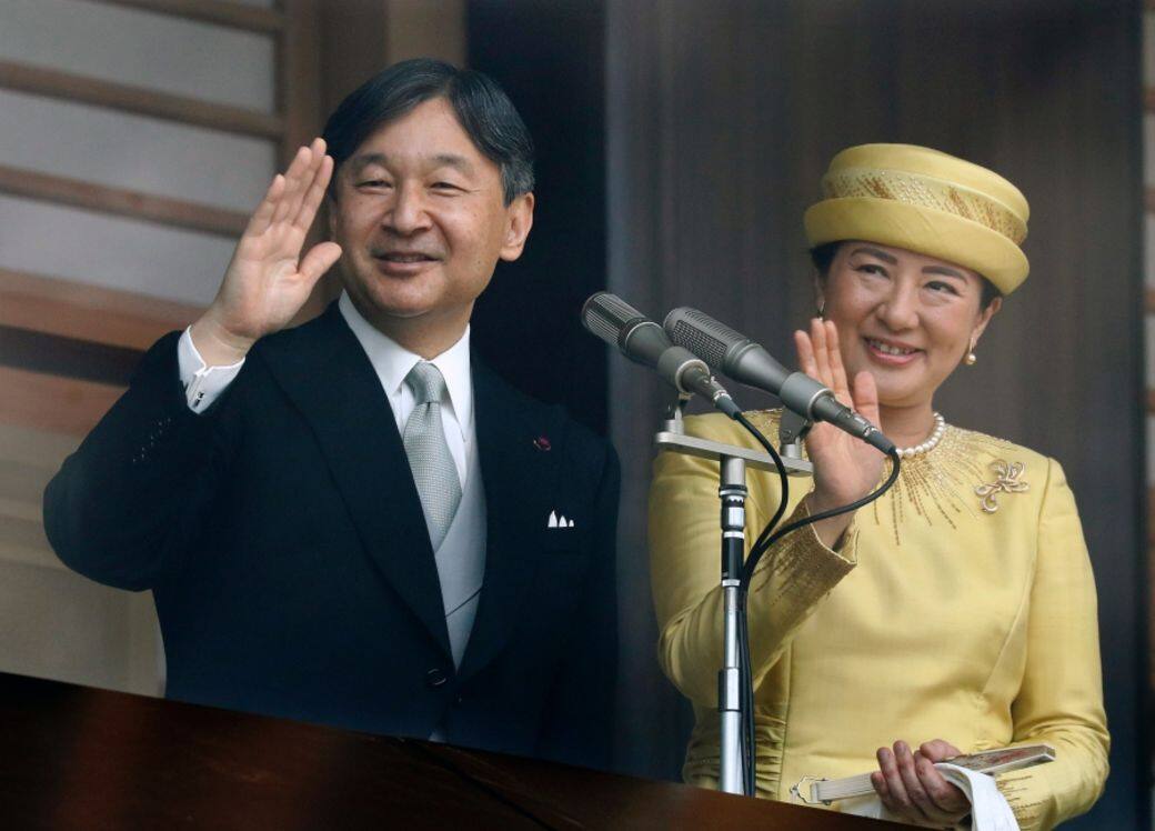 日本新天皇德仁和皇后雅子在皇居首次接受民眾祝賀,當天雅子穿上了 日本新天皇德仁和皇后雅子在皇居首次接受民眾祝賀,當天雅子穿上了