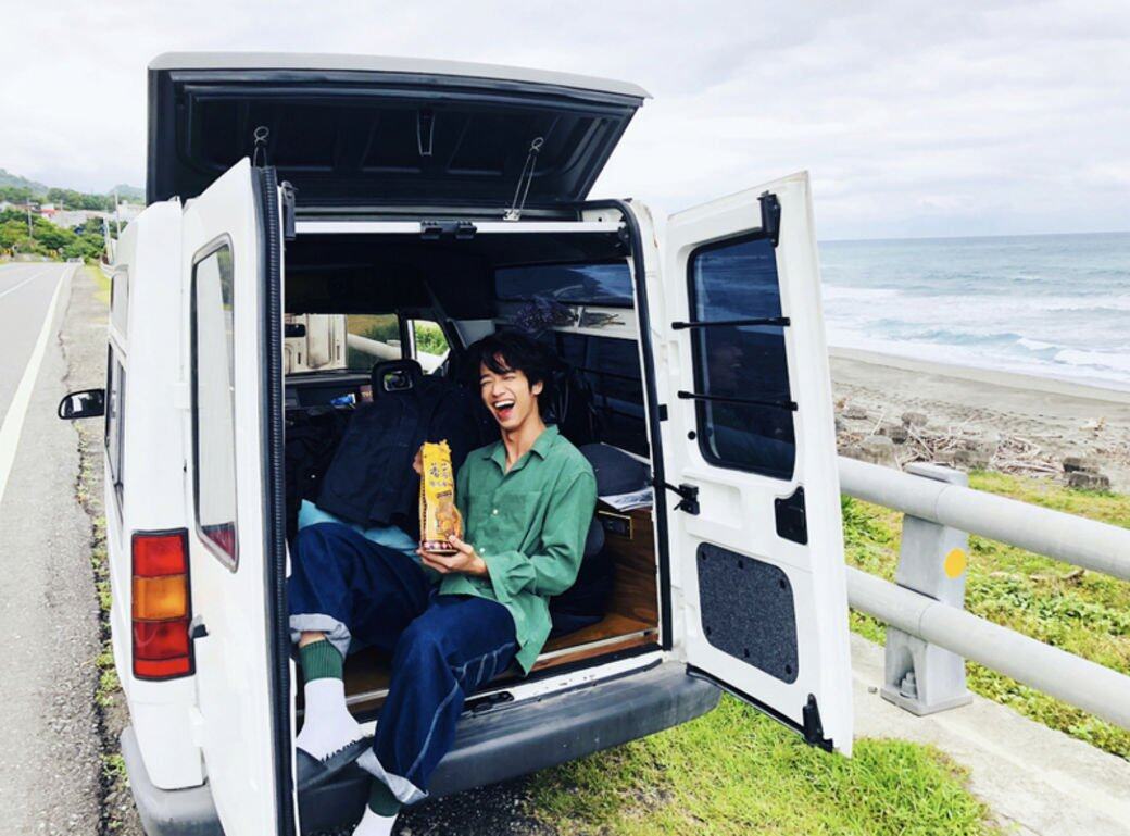 劉以豪的確很喜歡將褲腳捲起,露出與上衣色彩絕配的短襪,踏著拖鞋,慵 劉以豪的確很喜歡將褲腳捲起,露出與上衣色彩絕配的短襪,踏著拖鞋,慵