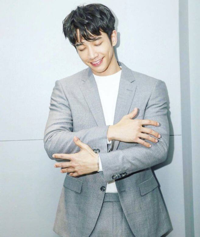 西裝是男星必穿的造型,劉以豪只在極隆重的場合才穿全副黑色裝,日常 西裝是男星必穿的造型,劉以豪只在極隆重的場合才穿全副黑色裝,日常