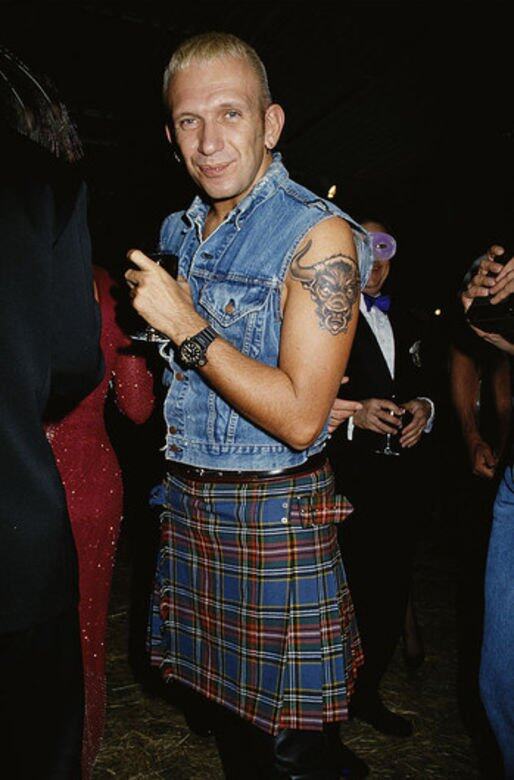 1985年,Jean Paul Gaultier首次把傳統男士服裝蘇格蘭格仔裙應用到男裝系列,結果引 1985年,Jean Paul Gaultier首次把傳統男士服裝蘇格蘭格仔裙應用到男裝系列,結果引