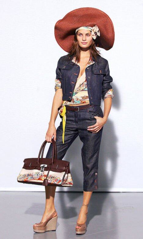 此外,Jean Paul Gaultier也將經典的Kelly和Birkin手袋翻玩成變奏版的Long Kelly/Birkin Bag、以軟皮打 此外,Jean Paul Gaultier也將經典的Kelly和Birkin手袋翻玩成變奏版的Long Kelly/Birkin Bag、以軟皮打