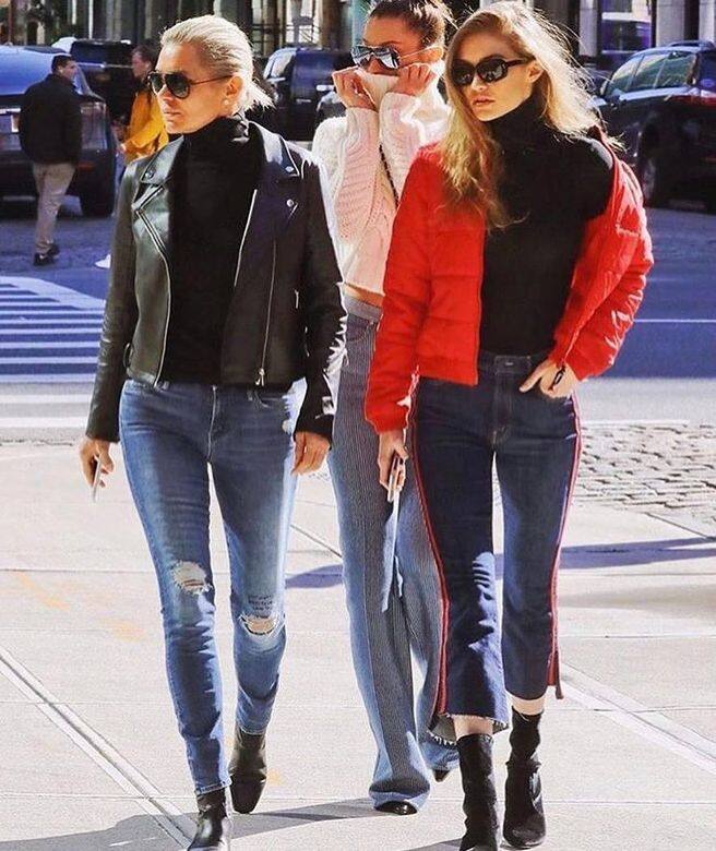 超模Gigi Hadid的牛仔褲帶有運動細節、不對稱、不收邊的褲腳設計，街頭感十足