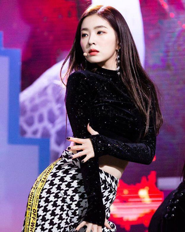 這身黑色閃石 crop top 低調之餘亦顯貴氣 這身黑色閃石 crop top 低調之餘亦顯貴氣