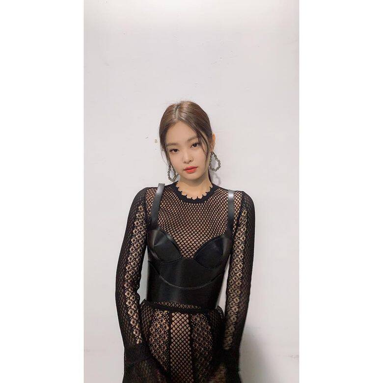 Jennie 在網紋連身裙上外搭皮革 croset Jennie 在網紋連身裙上外搭皮革 croset