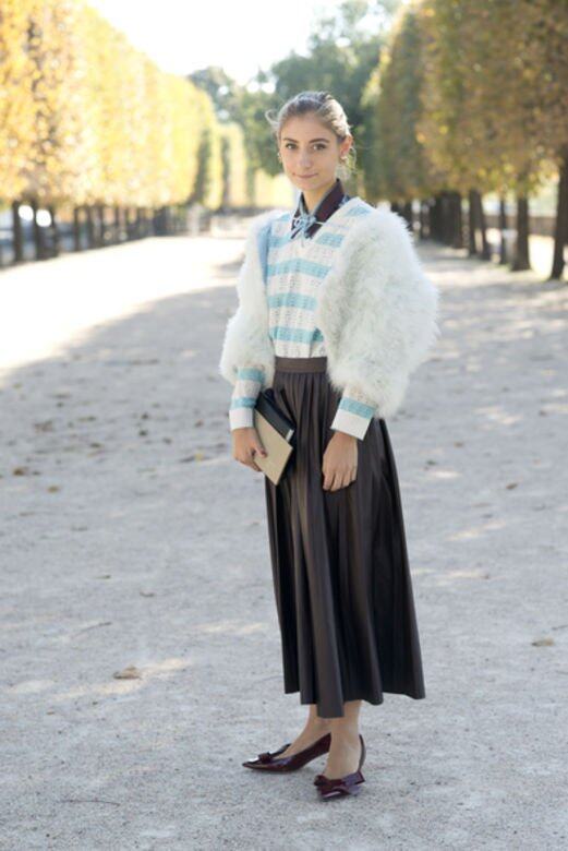 平平無奇的深色midi skirt在Jenny Walton變得不普通,她配中式領上衣、baby blue與白色橫 平平無奇的深色midi skirt在Jenny Walton變得不普通,她配中式領上衣、baby blue與白色橫