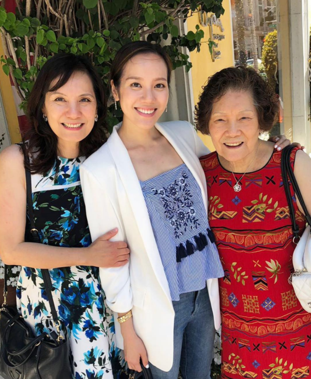 Jessica 跟媽媽和婆婆合照,三個不同年代的女性,都擁有著貴族般的優雅氣質 Jessica 跟媽媽和婆婆合照,三個不同年代的女性,都擁有著貴族般的優雅氣質