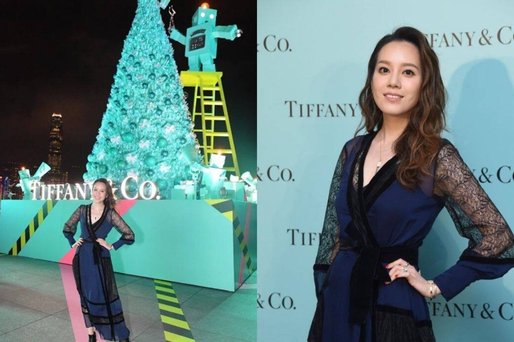 最近Tiffany&Co舉行聖誕樹亮燈活動,Jessica穿深藍色性感晚裝赴會,黑色喱士袖的 最近Tiffany&Co舉行聖誕樹亮燈活動,Jessica穿深藍色性感晚裝赴會,黑色喱士袖的