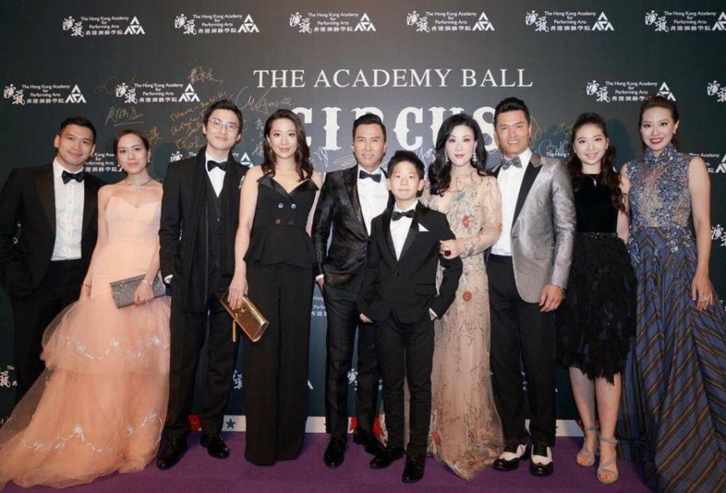 Kenneth跟Jessica雖然只是拍拖兩年,但男方早已與Jessica的表姐汪詩詩、汪圓圓一家十 Kenneth跟Jessica雖然只是拍拖兩年,但男方早已與Jessica的表姐汪詩詩、汪圓圓一家十