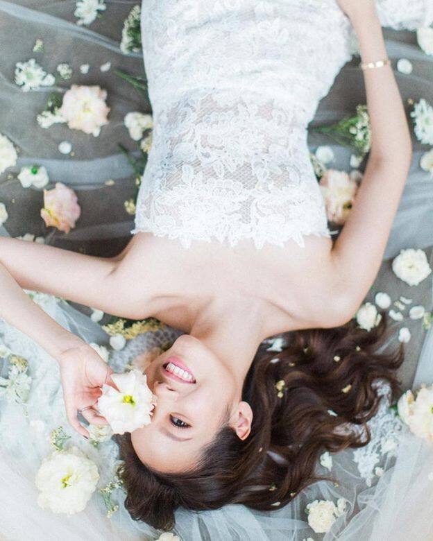 無需耳環和頸鏈,就這樣一件簡約的喱士露肩婚紗,已能帶出Jessica的美。 無需耳環和頸鏈,就這樣一件簡約的喱士露肩婚紗,已能帶出Jessica的美。