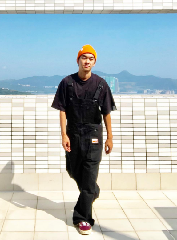 帽絕對是少爺占喜愛的fashion item,這次他選了一頂鮮橙色的冷帽,身上穿上黑 帽絕對是少爺占喜愛的fashion item,這次他選了一頂鮮橙色的冷帽,身上穿上黑