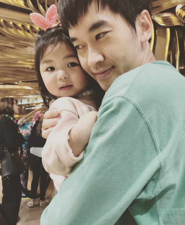 少爺占十分鍾愛朱薰的女兒「妹之」,穿著薄荷綠色上衣的他溫柔的摟著這 少爺占十分鍾愛朱薰的女兒「妹之」,穿著薄荷綠色上衣的他溫柔的摟著這