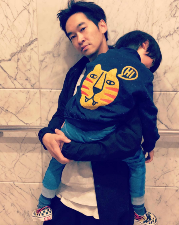 抱起睡著了的兒子,少爺占笑言自己穿上了一件40磅的外套,這真是沉重 抱起睡著了的兒子,少爺占笑言自己穿上了一件40磅的外套,這真是沉重