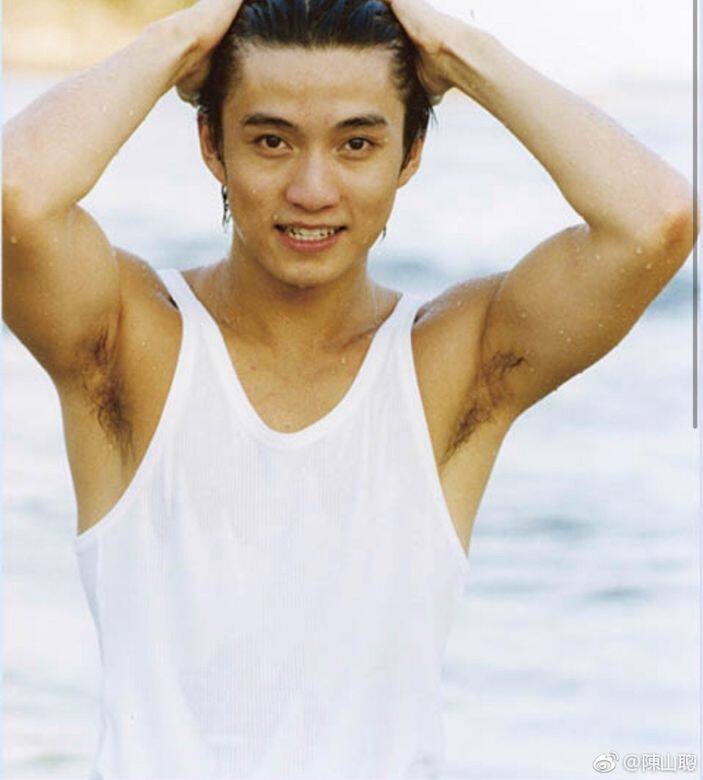 這張穿著白色背心的陳山聰是18歲時的照片,他雙手抹頭的動作十分懷 這張穿著白色背心的陳山聰是18歲時的照片,他雙手抹頭的動作十分懷