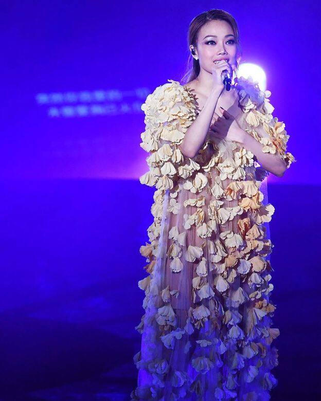 這條釘滿橙黃色花瓣的雪紡紗裙充滿仙氣。 這條釘滿橙黃色花瓣的雪紡紗裙充滿仙氣。