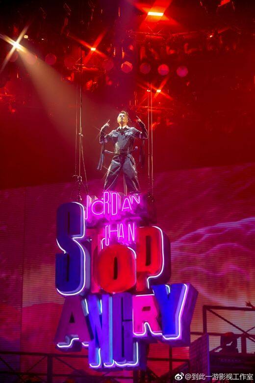 演唱會一開始，陳小春就從巨型的Stop Angrp燈牌上降下來，很有氣勢。他穿上一