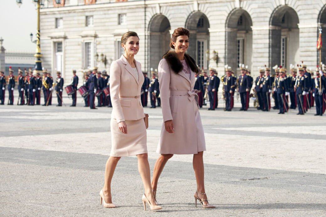 將外套當成連身裙是現代女性常見的穿法，Juliana Awada在粉紫色大褸下穿上喱