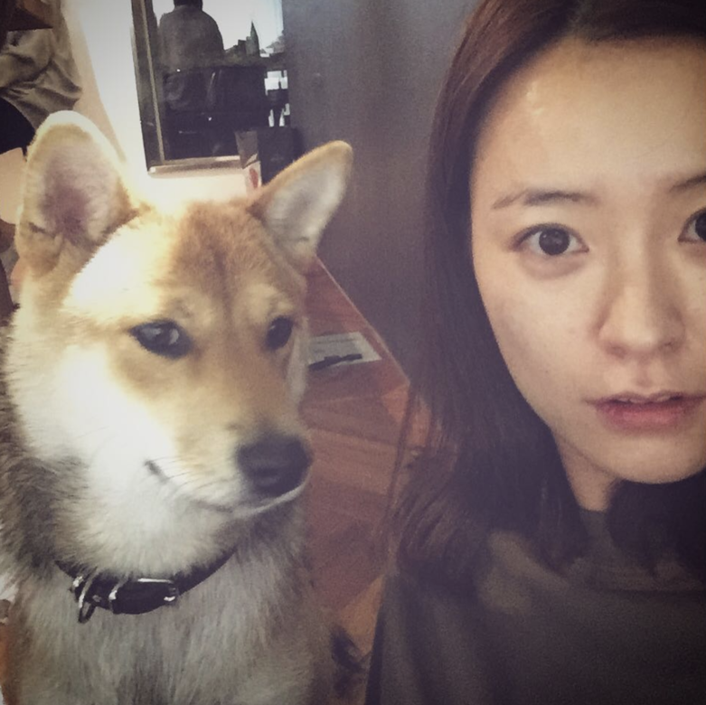 鄭裕美在Instagram分享與小狗的合照，亦毫不吝嗇地分享日常素顏照片