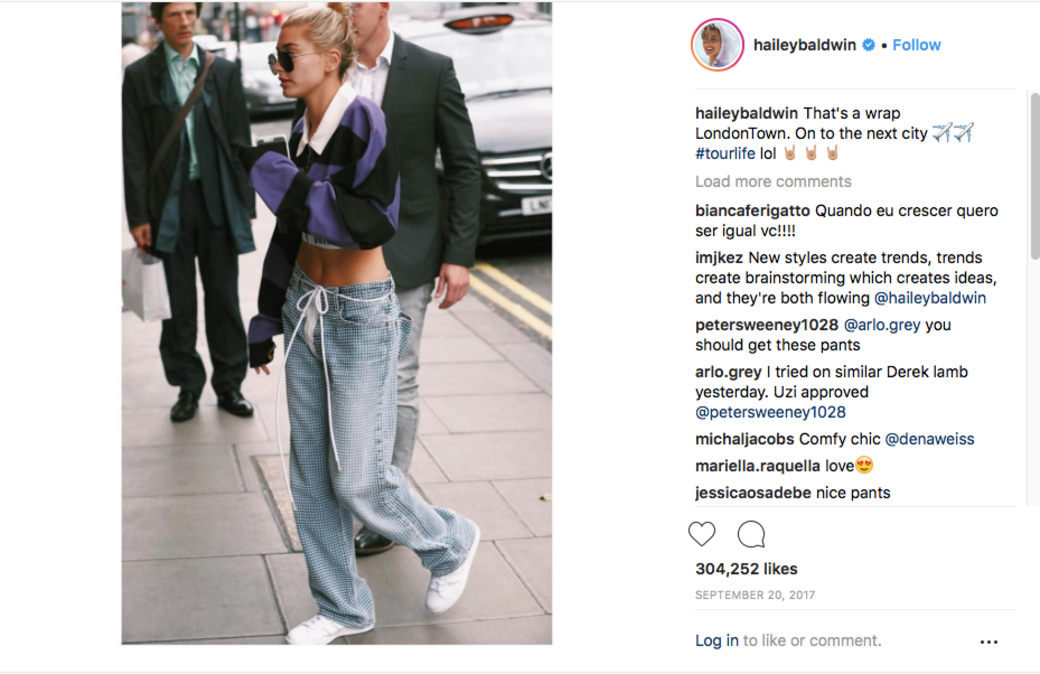 Hailey Baldwin跟其他少女一樣,喜愛街頭風造型,鬆身的polo長袖crop top和牛仔褲,帶有 Hailey Baldwin跟其他少女一樣,喜愛街頭風造型,鬆身的polo長袖crop top和牛仔褲,帶有