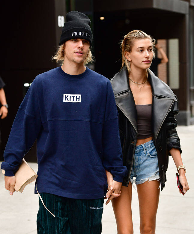 身穿標語衛衣和冷帽的Justin Bieber,個性十足!身旁的Hailey Bieber也毫不遜色,在短身上 身穿標語衛衣和冷帽的Justin Bieber,個性十足!身旁的Hailey Bieber也毫不遜色,在短身上
