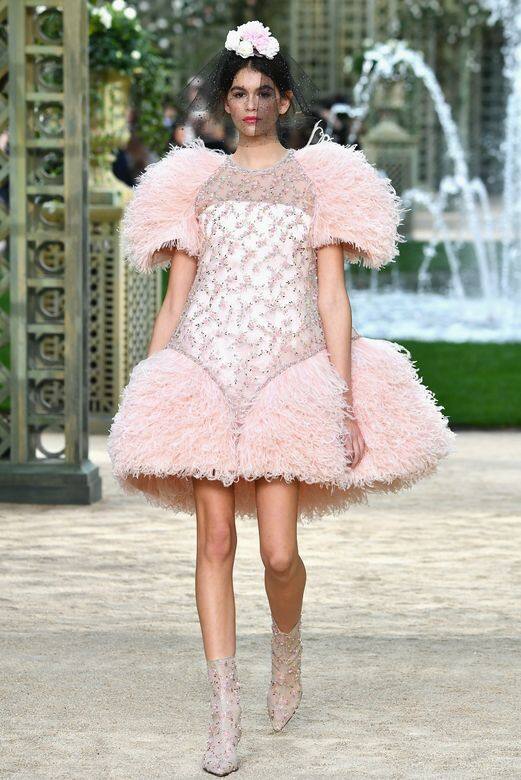 Kaia Gerber 穿上 Chanel 的粉紅色羽毛裙子