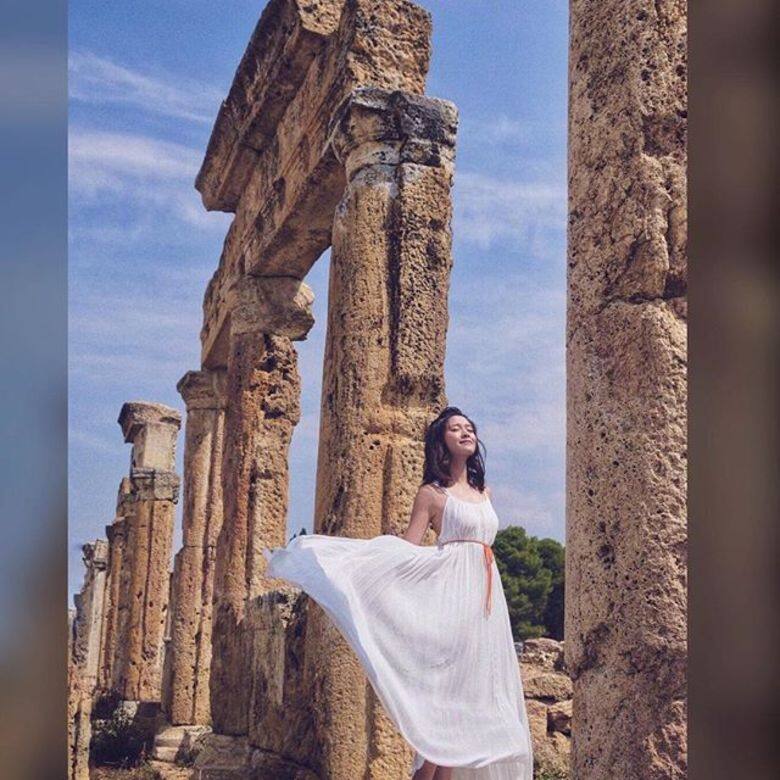 江嘉敏在土耳其旅遊時穿上純白色的背心長裙