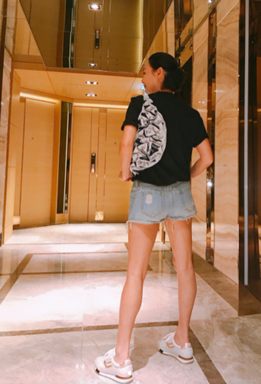 不用工作時，惠英紅更是穿得像個少女。看她的背影，黑色T恤襯牛仔熱褲