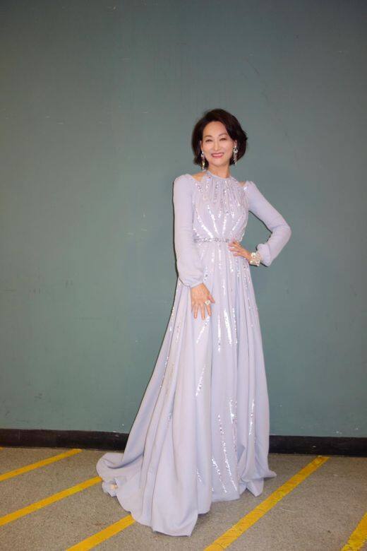 惠英紅穿上Prada淺粉紫色晚裝出席亞洲電影大獎頒獎禮，這裙的顏色十分