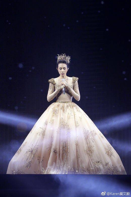 演唱會的舞台服恍如大型歌舞劇一樣,這套裸色宮廷公主裙的造型,配上 演唱會的舞台服恍如大型歌舞劇一樣,這套裸色宮廷公主裙的造型,配上